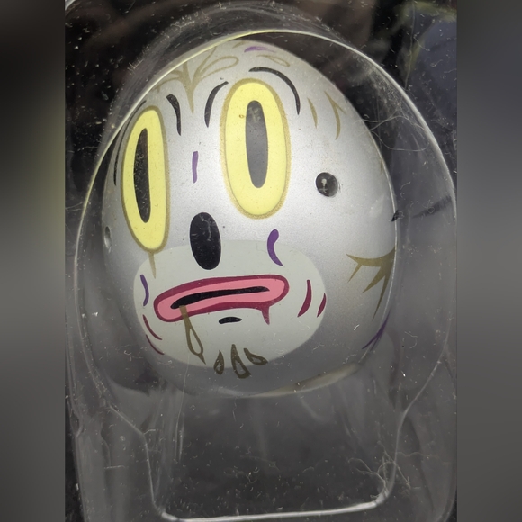 2005 QEE COLLECTION Hump-Qee Dump-Qee Silver Egg Vinyl Figure Gary Baseman Toy2R - Picture 2 of 9
